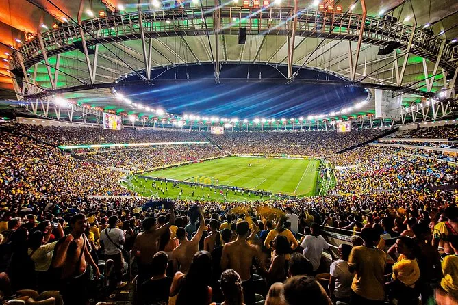 国际足球比赛精彩瞬间，球场上激烈对抗